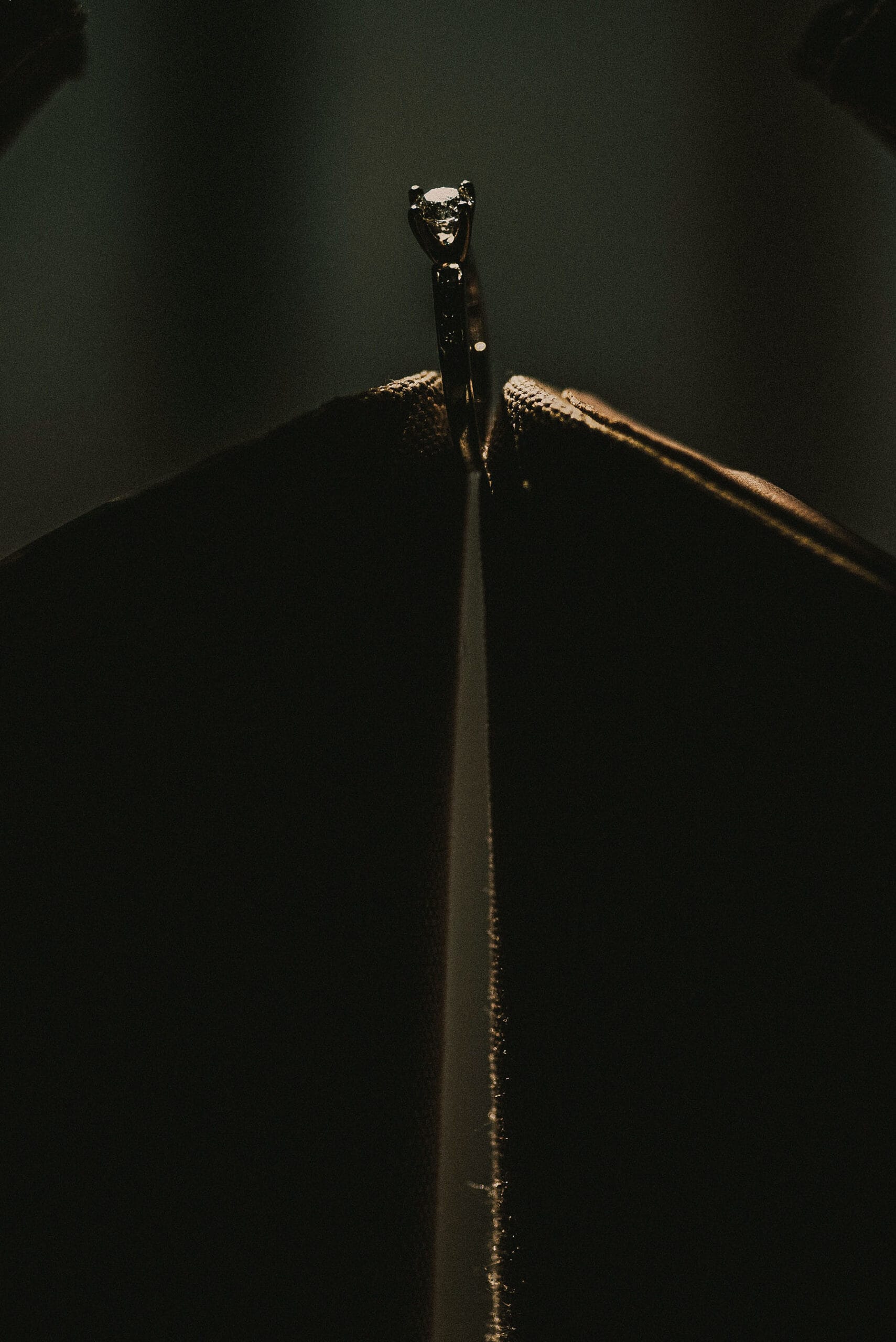 Detalle de anillos de boda durante celebración en Monterrey fotografía documental