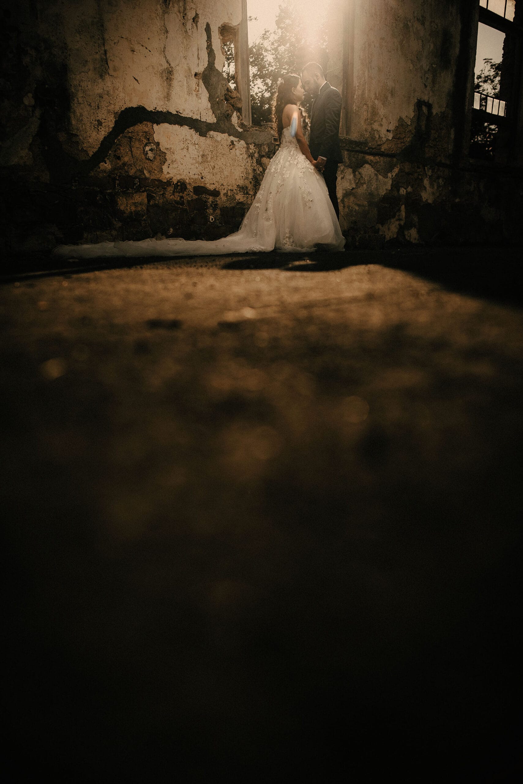 pareja de novios de boda en edificio antiguo fotografía artística documental en Monterrey