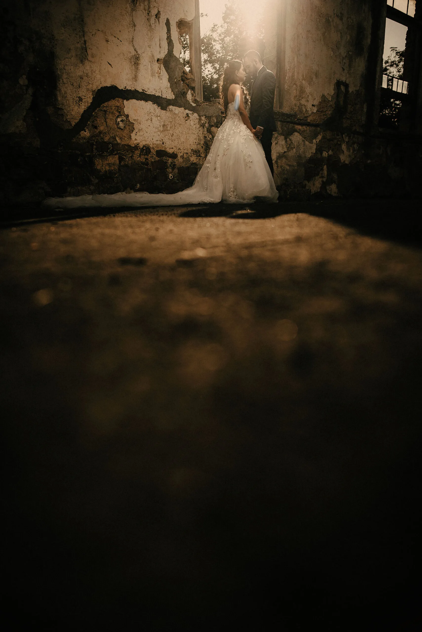 pareja de novios de boda en edificio antiguo fotografía artística documental en Monterrey