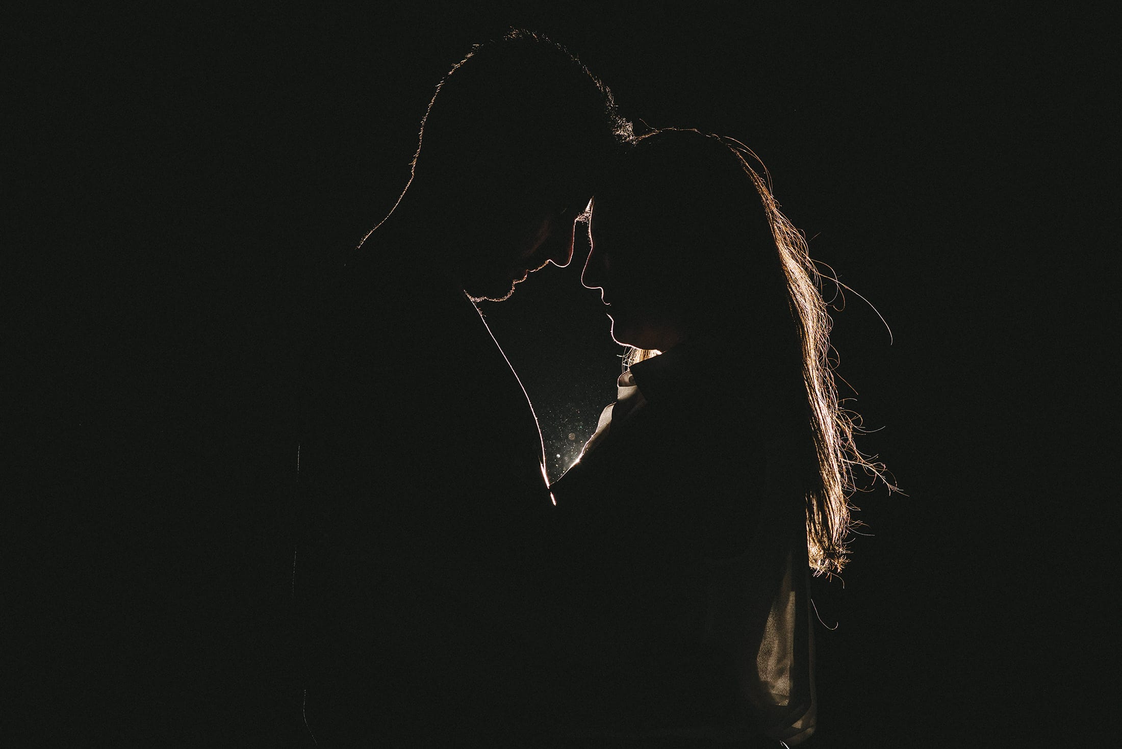 Silueta de novios durante sesión de boda en Monterrey fotografía artística y documental