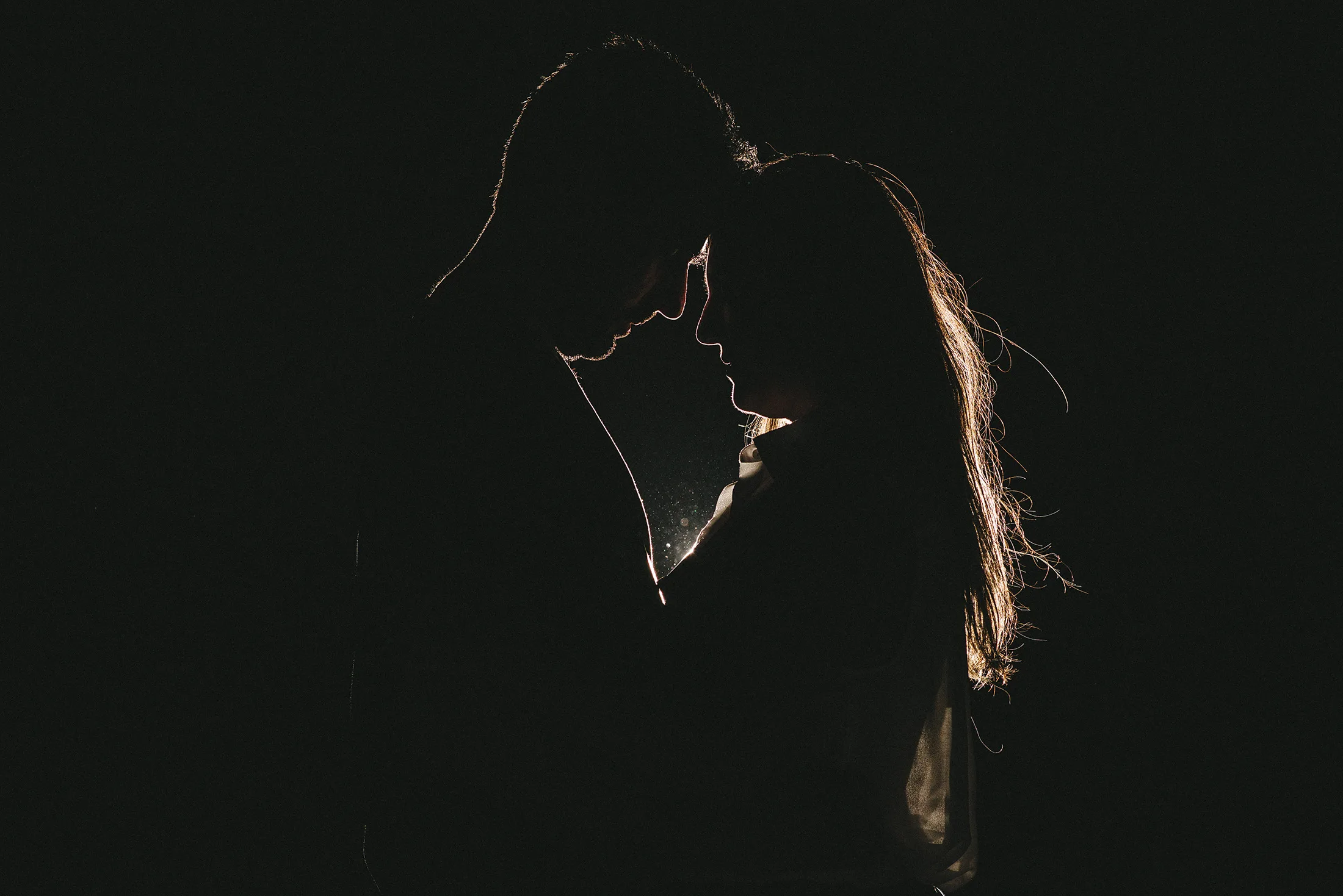 Silueta de novios durante sesión de boda en Monterrey fotografía artística y documental
