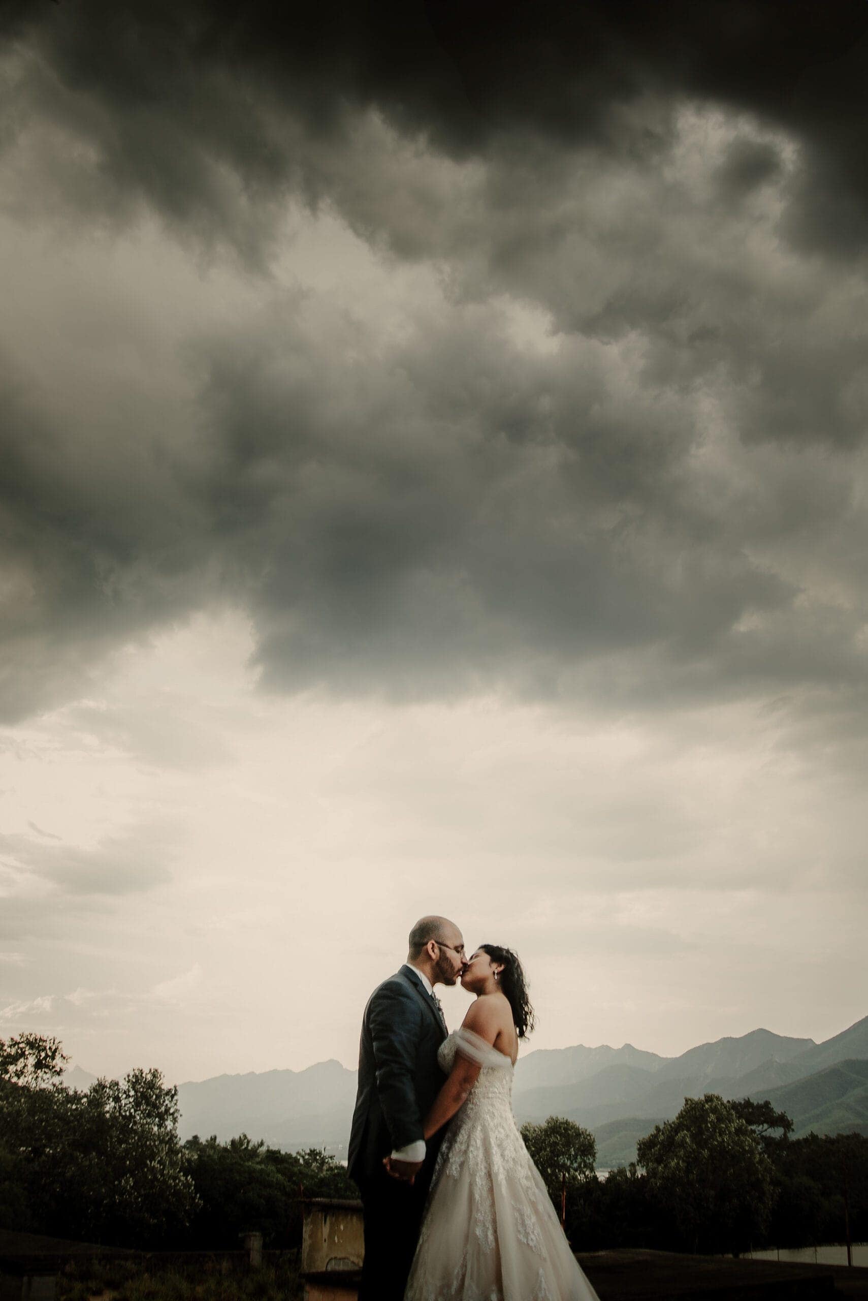 Momento emocional entre novios durante boda en Monterrey fotografía documental de bodas