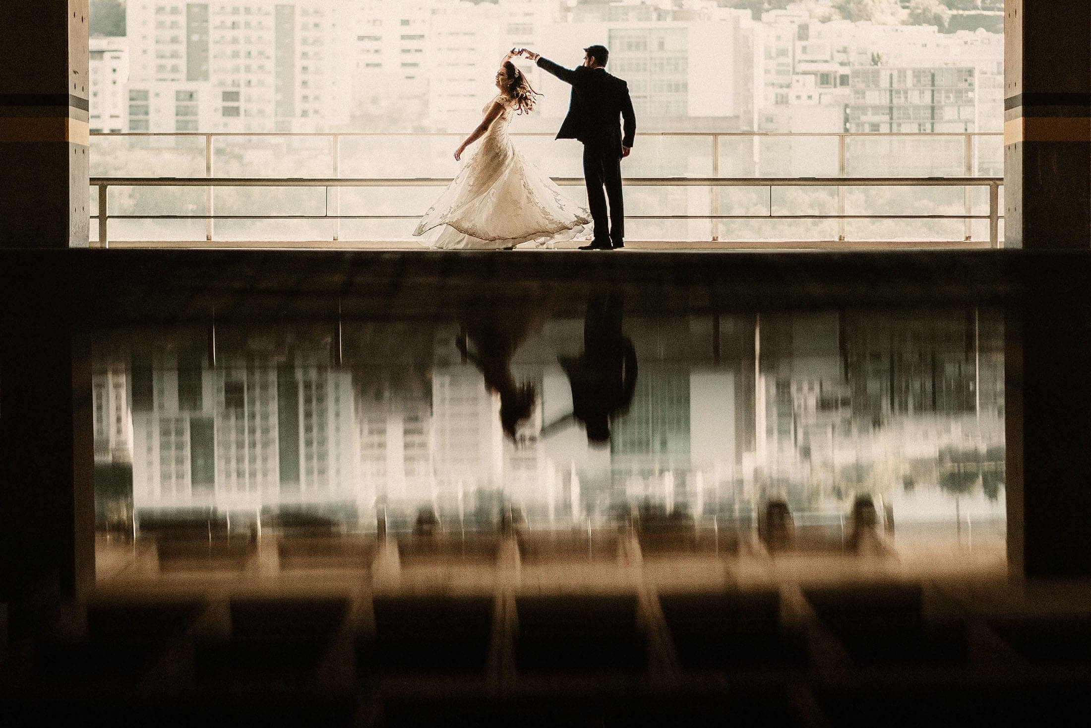 Retrato artístico de pareja de novios durante sesión de boda en Monterrey
