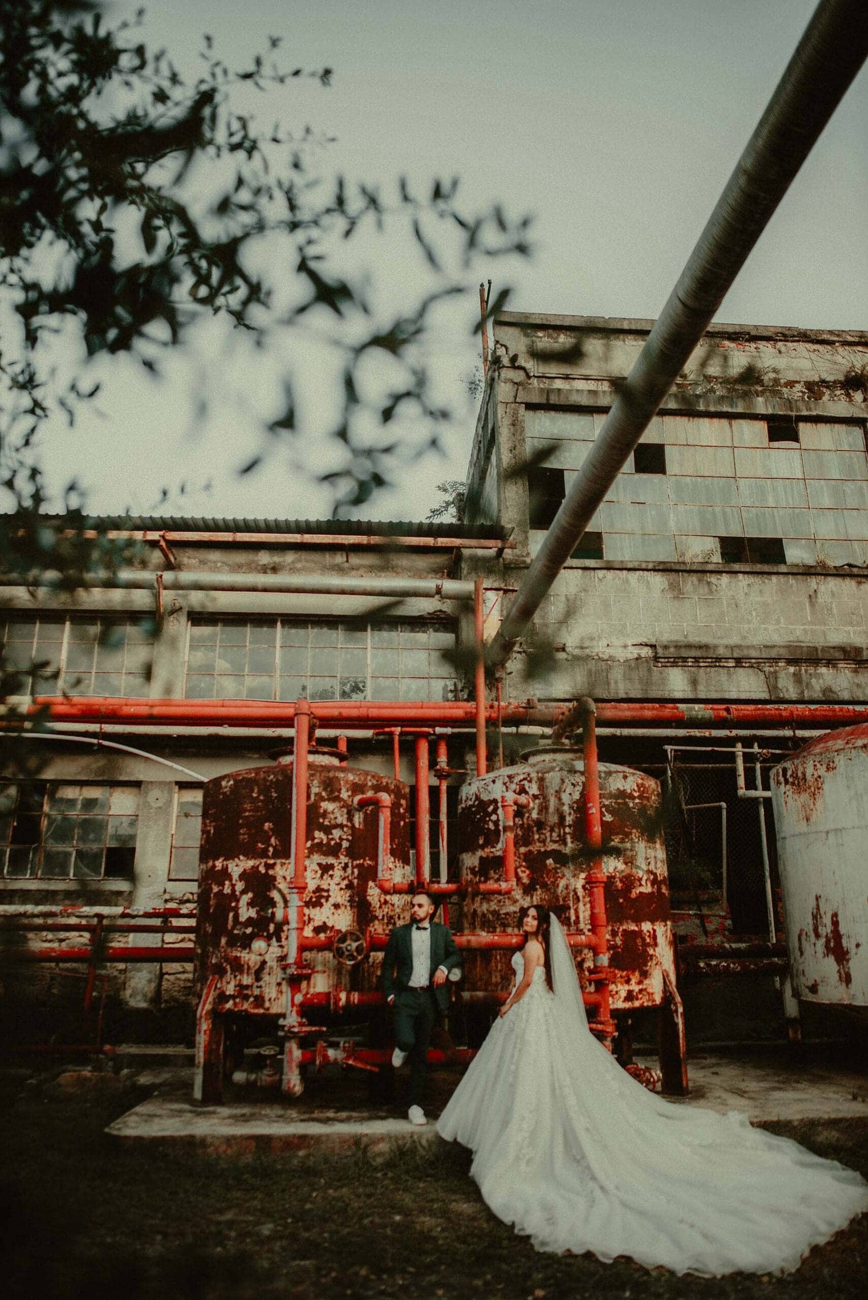 Pareja de novios en su sesión de fotos de boda, en locación en ruinas en fabrica de textiles el porvenir, en el cercado nuevo león