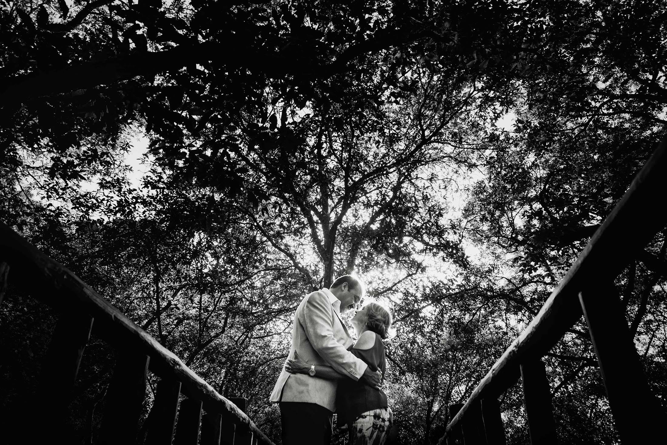 Pareja de novios abrazándose durante sesión de boda en Monterrey fotografía documental