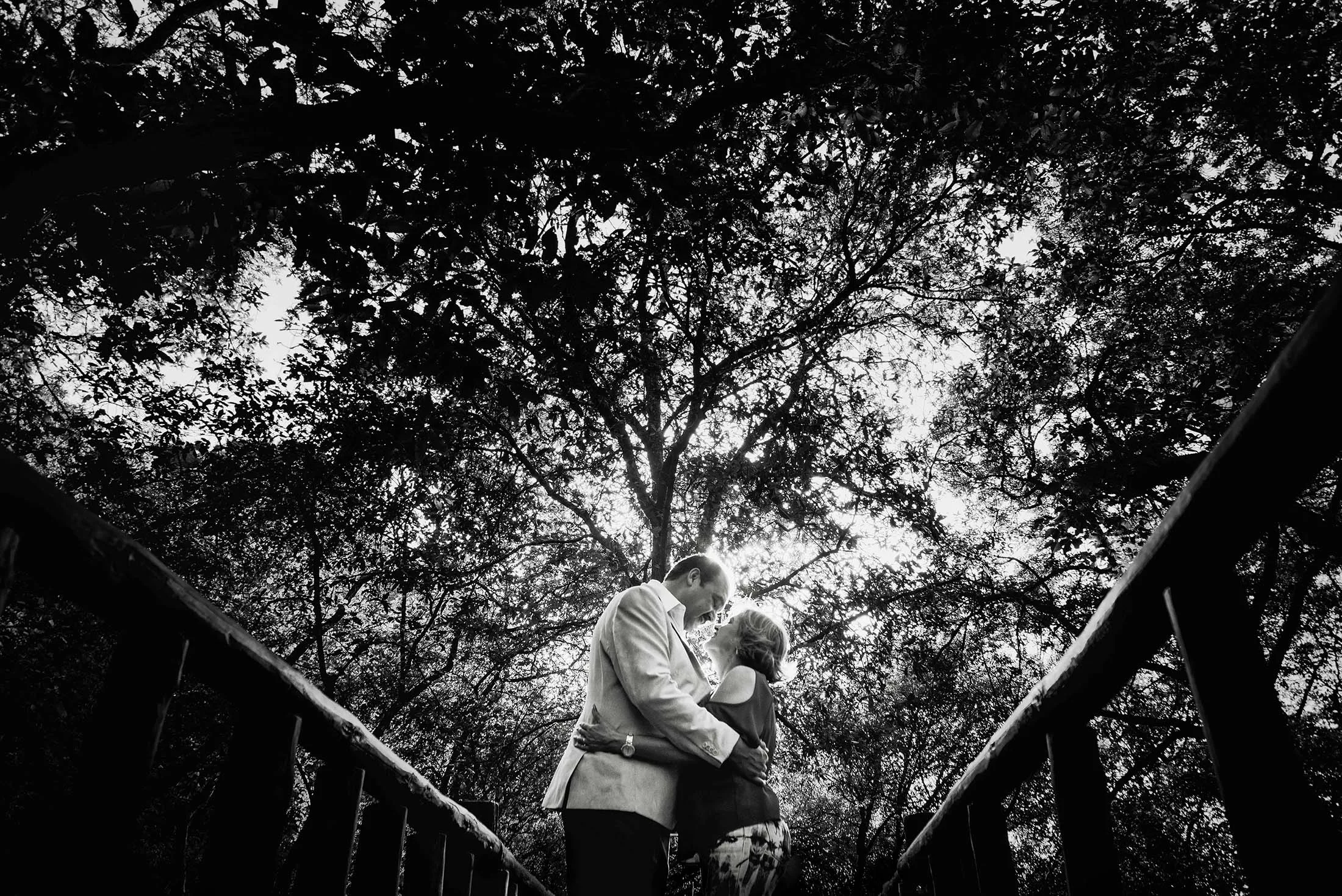 Pareja de novios abrazándose durante sesión de boda en Monterrey fotografía documental
