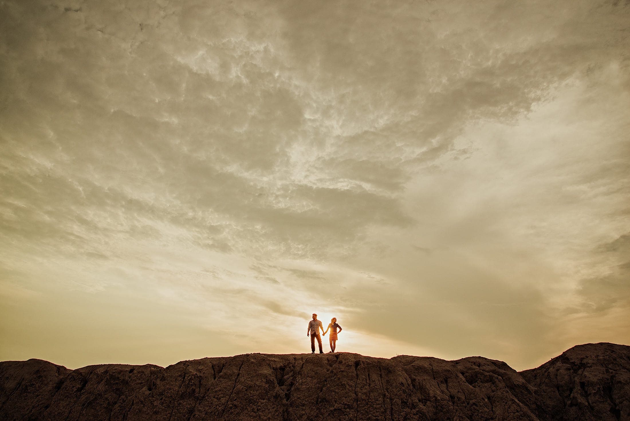 Pareja de novios en paisaje natural durante sesión de boda, fotografo de bodas en Monterrey
