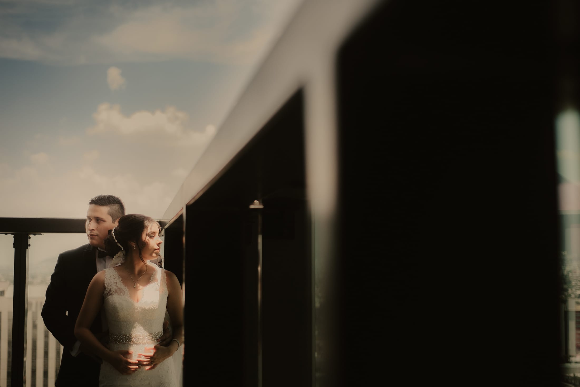 Pareja de novios durante sesión de boda en Monterrey fotografía artística y documental