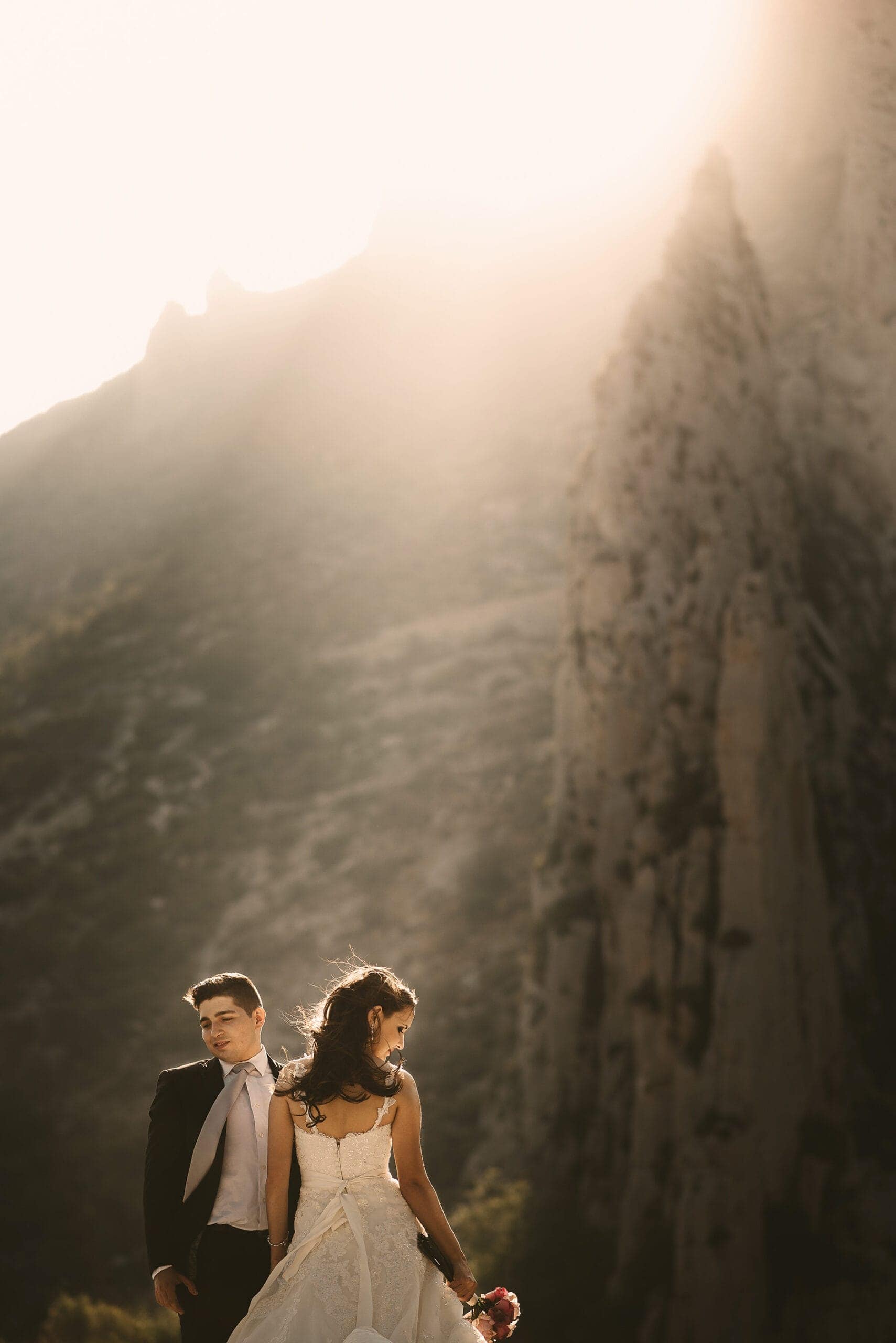 Pareja de novios durante sesión de boda en la Huasteca Monterrey fotografía artística