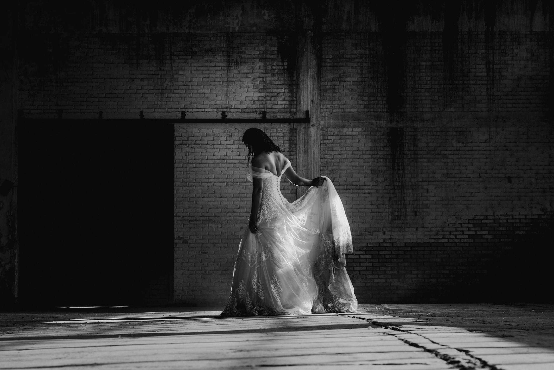 Novia caminando con vestido de boda fotografía artística documental en Monterrey