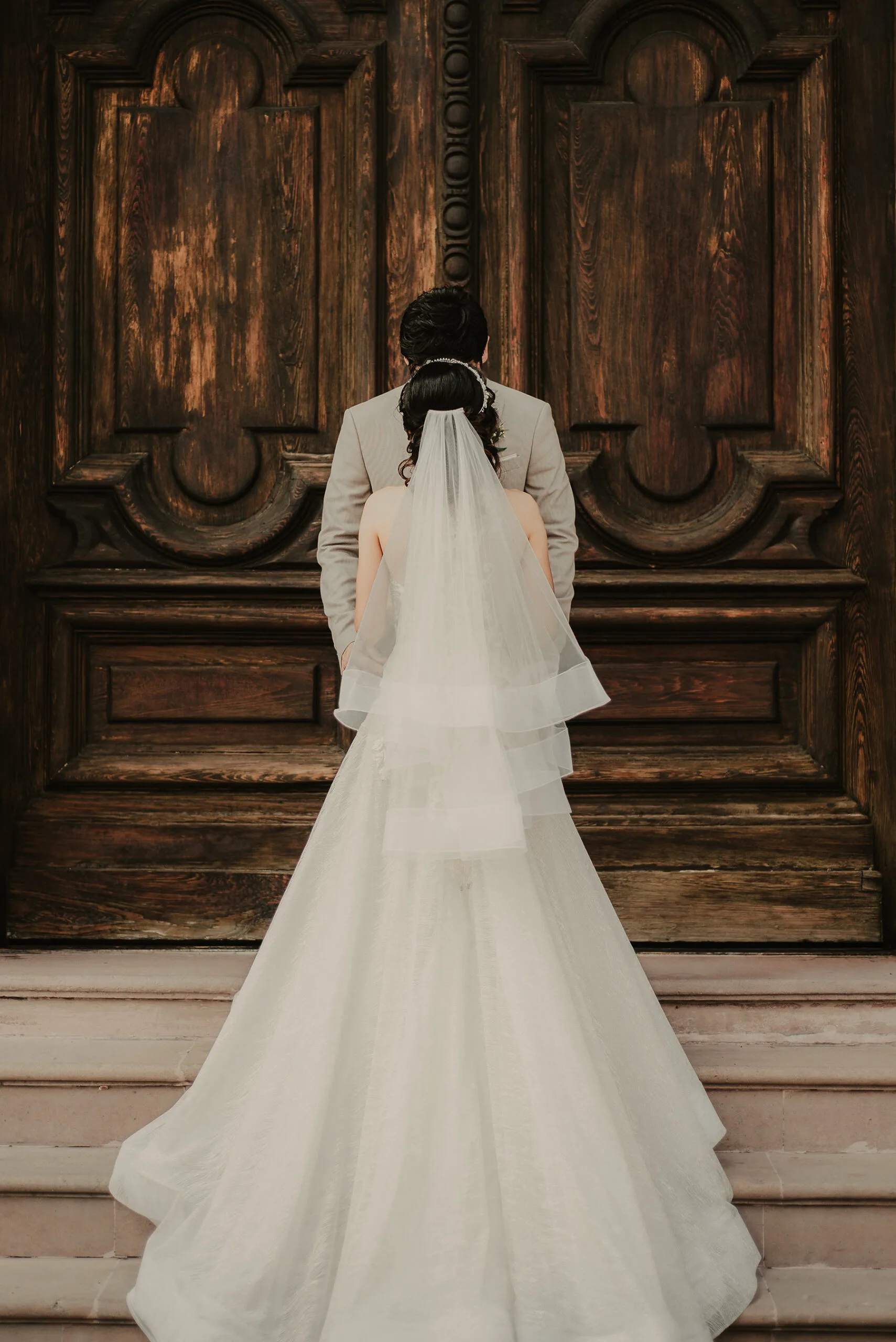 Novios frente a puerta de iglesia durante boda en Monterrey fotografía artística documental
