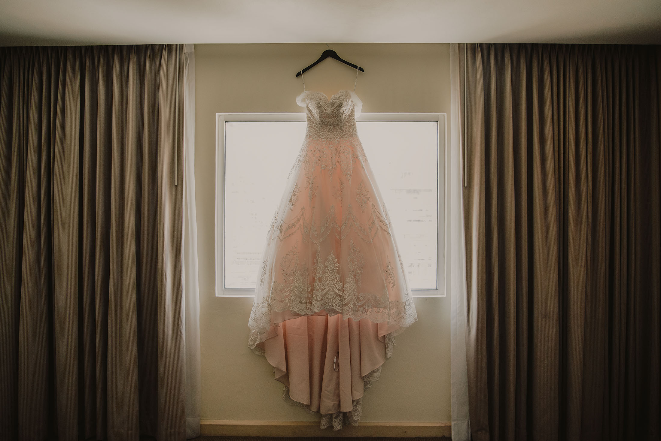 Vestido de novia en getting ready boda en Las Nubes Eventos Monterrey