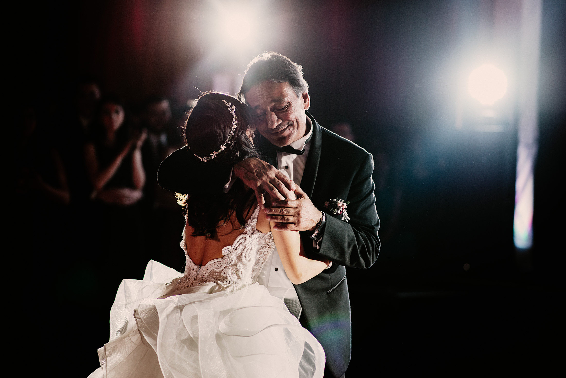 fotografia de novia bailando con papa, salon verite venue monterrey, fotografo de bodas 